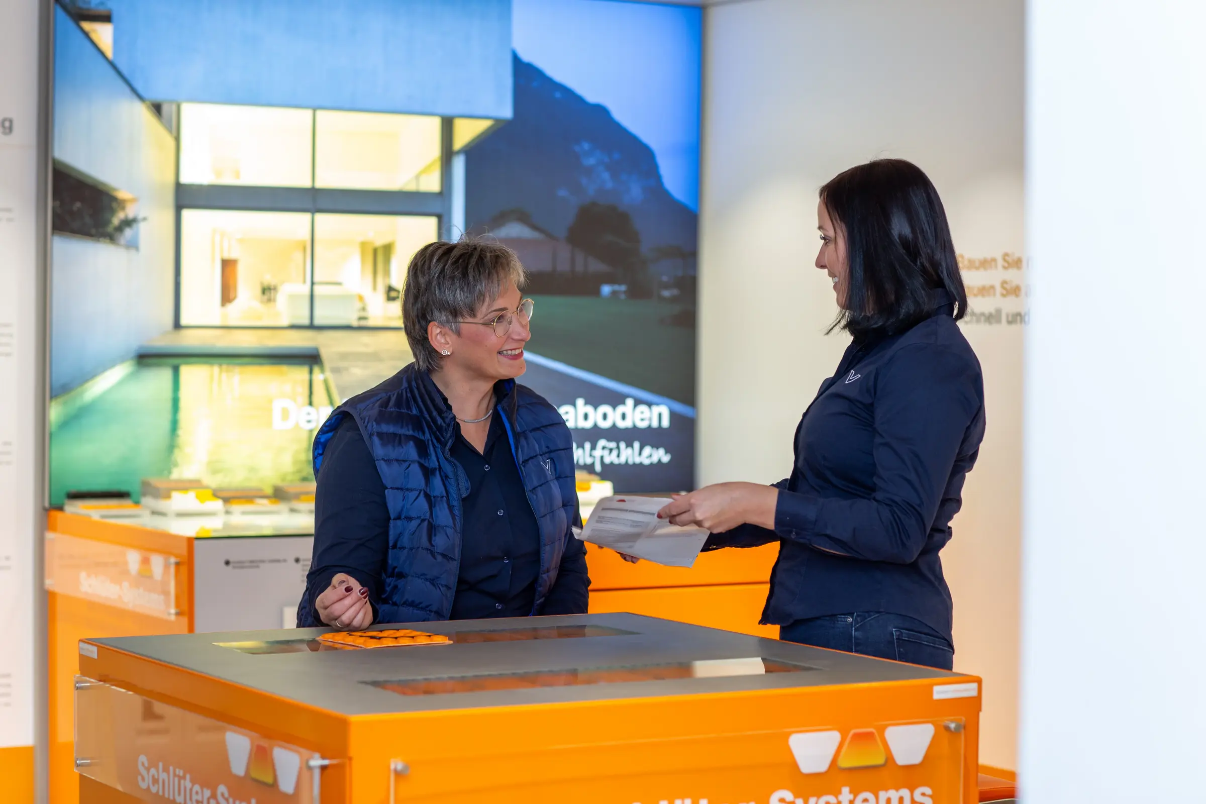 Zwei Mitarbeiterinnen stehen im Verkaufsraum der Firma Vatter und besprechen sich lächelnd